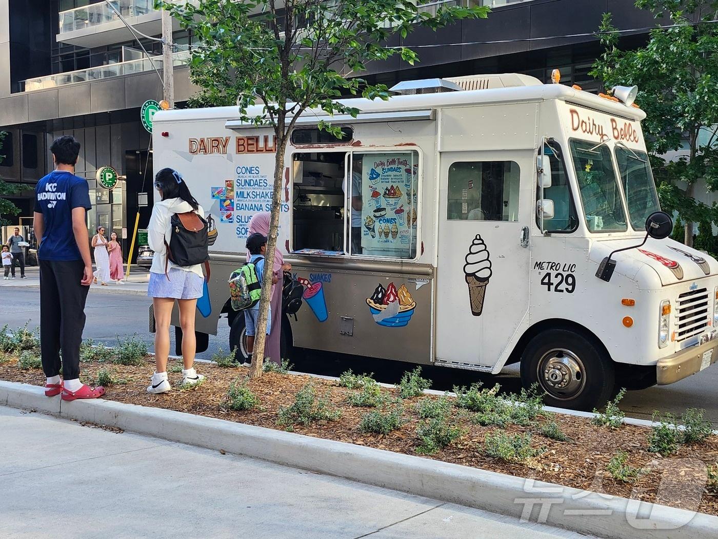 본문 이미지 - 여름에 캐나다 공원과 동네를 돌아다니면서 아이스크림을 팔고 있는 아이스크림 트럭. 2024.06. 25/ ⓒ 뉴스1 김남희 통신원