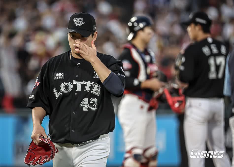 본문 이미지 - 롯데 자이언츠 우완 나균안이 25일 사직 KIA전에서 부진한 피칭 끝에 2회 마운드를 내려가고 있다. (롯데 자이언츠 제공)