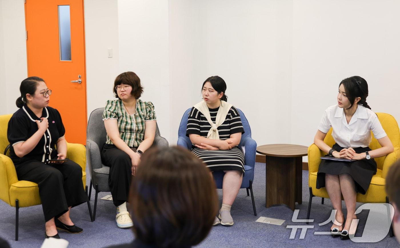 본문 이미지 - 김건희 여사가 26일 서울 광진구 국립정신건강센터에서 '회복과 위로를 위한 대화' 참석자들과 간담회를 하고 있다. (대통령실 제공) 2024.6.26/뉴스1 ⓒ News1 송원영 기자