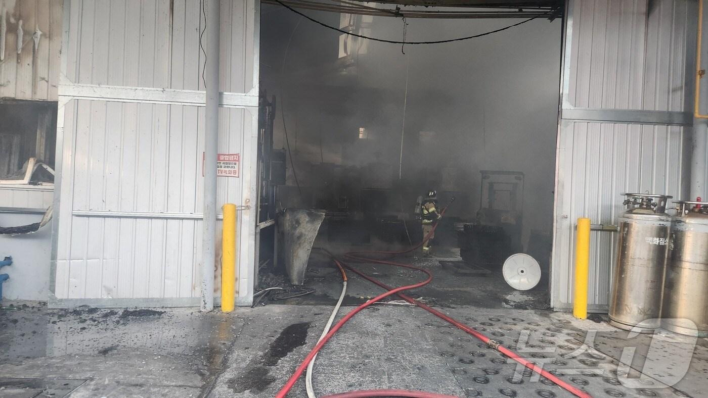 26일 오후 5시16분쯤 경남 창원시 마산회원구 내서읍 자동차부품 열처리업체에서 불이 났다. 사진은 화재 현장 모습(창원소방본부 제공)