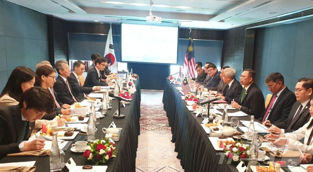 본문 이미지 - 김홍균 1차관은 26일(현지시간) 오전 말레이시아 푸트라자야에서 암란 모하메드 진 말레이시아 외교부 사무차관과 제9차 한-말레이시아 정책협의회를 실시했다.  (외교부 제공)