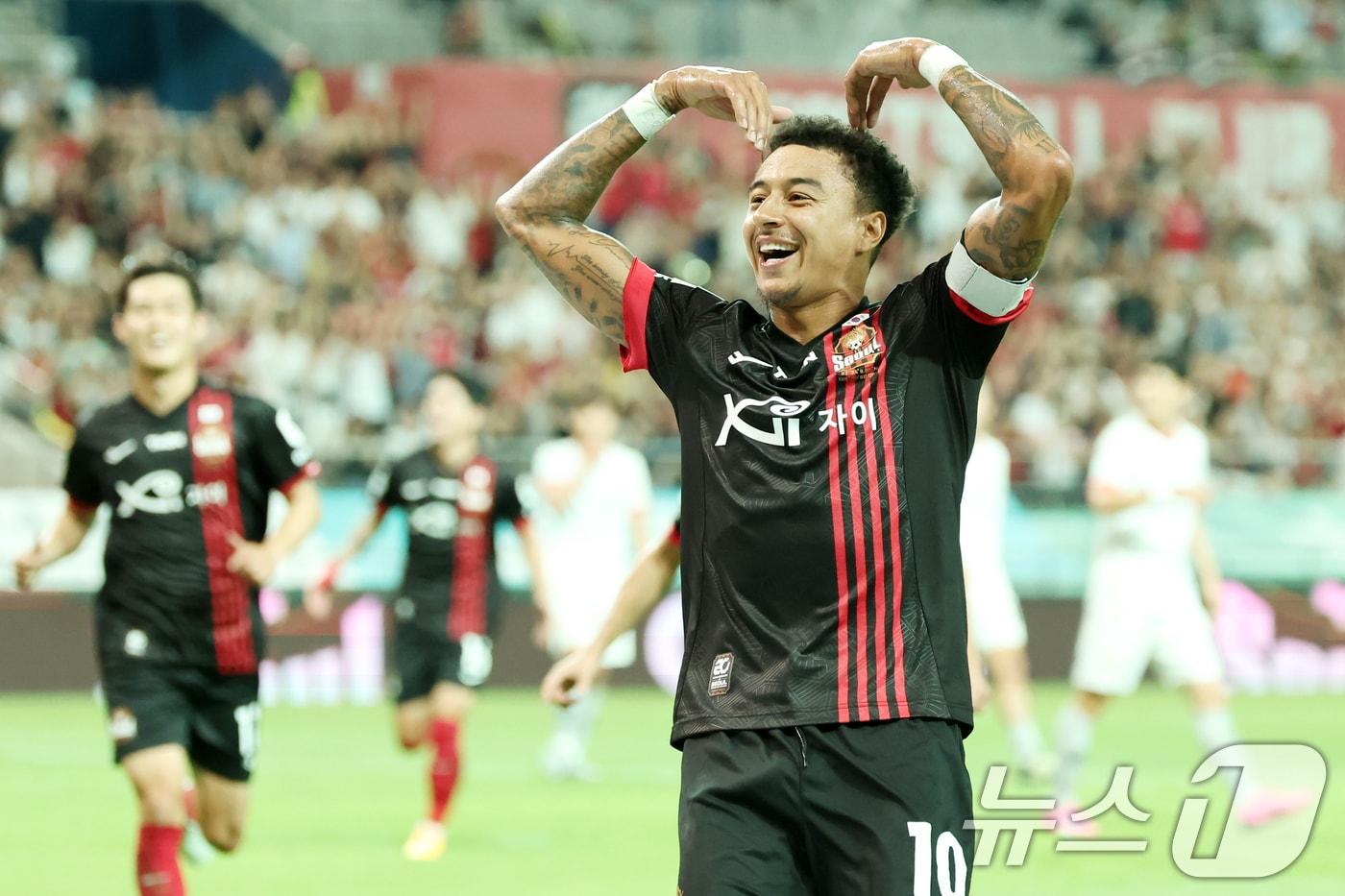 26일 오후 서울 마포구 서울월드컵경기장에서 열린 프로축구 '하나은행 K리그1 2024' FC 서울과 강원 FC의 경기에서 서울 린가드가 페널티킥을 성공시킨 뒤 팬들을 향해 머리 위로 하트를 만들고 있다. 2024.6.26/뉴스1 ⓒ News1 민경석 기자