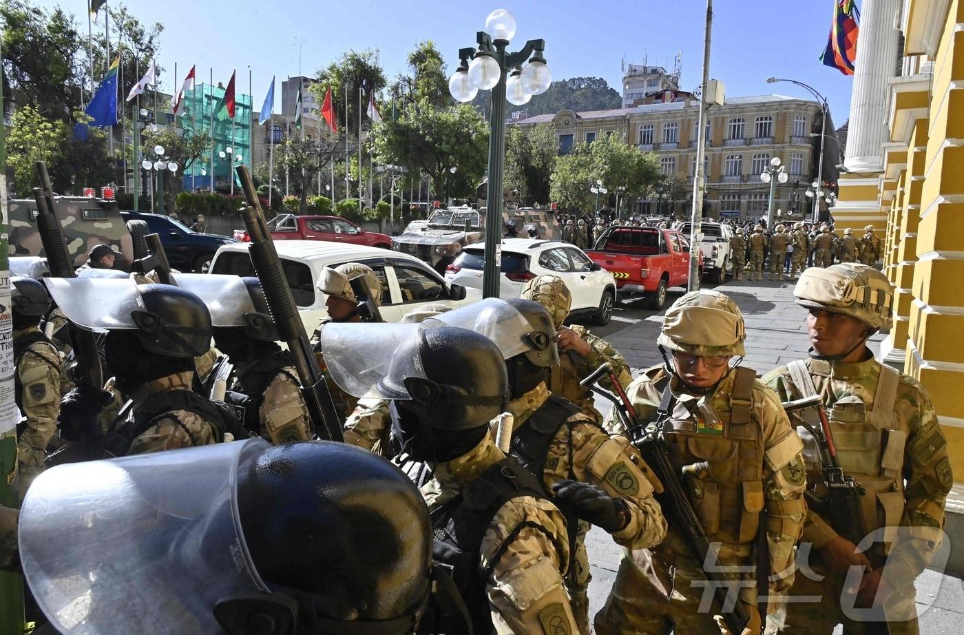 본문 이미지 - 26일(현지시간) 볼리비아 라파스에 군인과 탱크가 모여든 모습. 24.06.26 ⓒ AFP=뉴스1 ⓒ News1 김예슬 기자