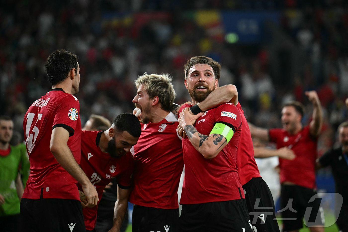 본문 이미지 - 유럽축구연맹(UEFA) 유럽축구선수권에 처음 출전해 첫승을 기록하며 16강에 진출한 조지아. ⓒ AFP=뉴스1