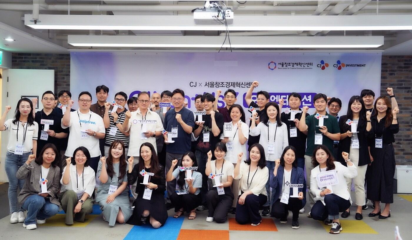 본문 이미지 - 오벤터스 7기로 선발된 스타트업 8개팀이 서울 용산구 서울창조경제혁신센터에서 열린 오리엔테이션을 마치고 단체사진을 촬영하고 있다(CJ 제공).