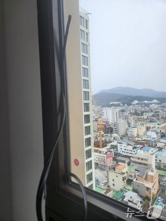 본문 이미지 - 하자 분쟁을 빚고 있는 광주 동구 한 신축 아파트의 모습. (독자제공)/뉴스1 