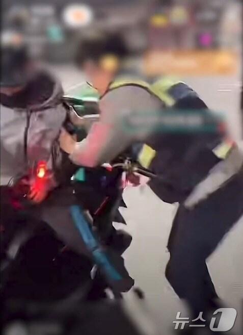 본문 이미지 -  현행범 체포되는 오토바이 운전자. (대전경찰청 유튜브 캡쳐) /뉴스1