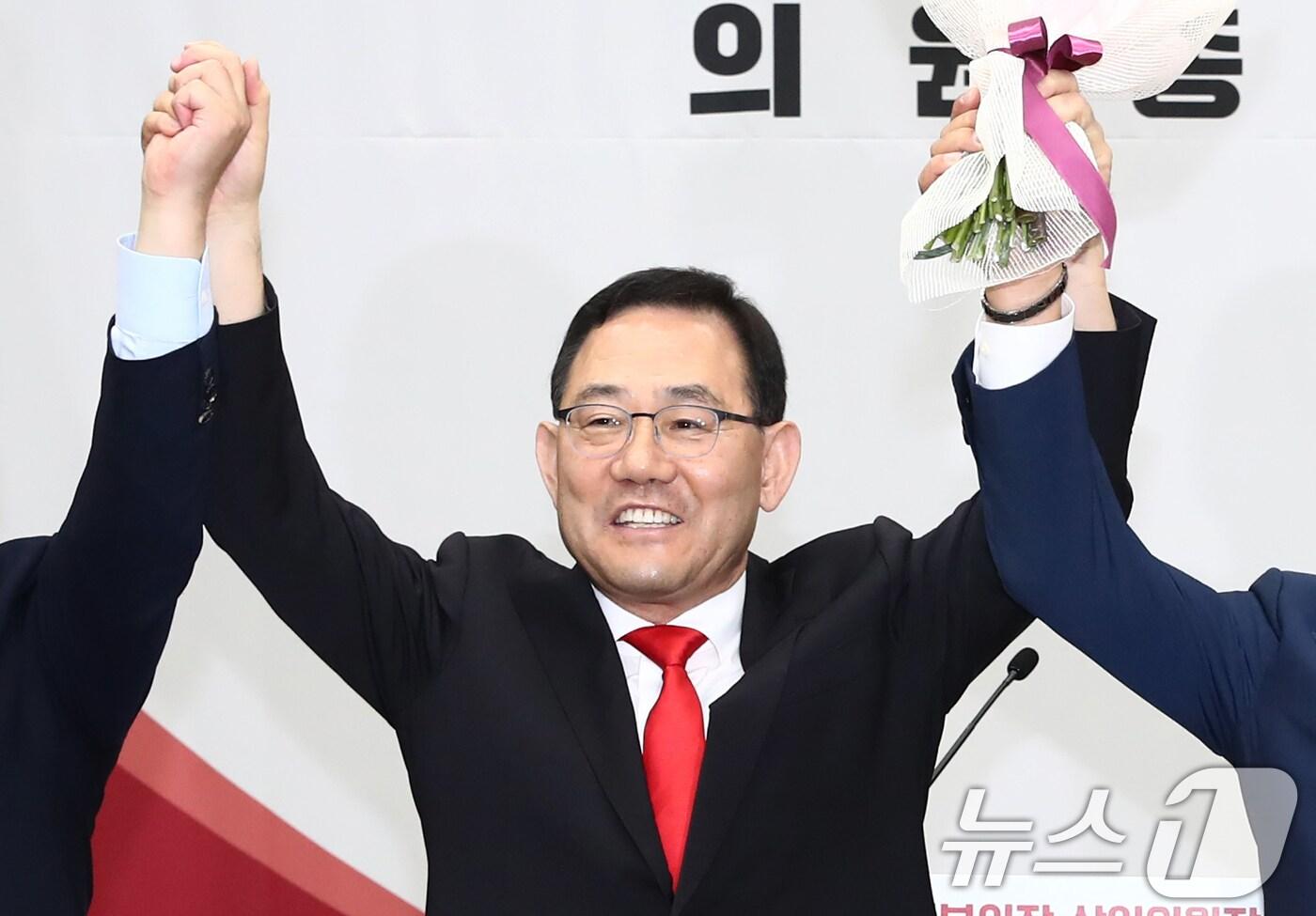 본문 이미지 - 27일 오전 서울 여의도 국회에서 열린 국민의힘 제22대 국회 전반기 당 국회부의장, 상임위원장 후보자 선출을 위한 의원총회에서 국회부의장후보로 선출된 주호영 의원이 두 손을 들어보이고 있다. 2024.6.27/뉴스1 ⓒ News1 이광호 기자