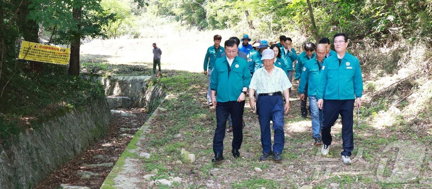명창환 전남도 행정부지사가 화순에서 산사태 사전대비 현장을 점검하고 있다.(전남도 제공) 2024.6.27/뉴스1