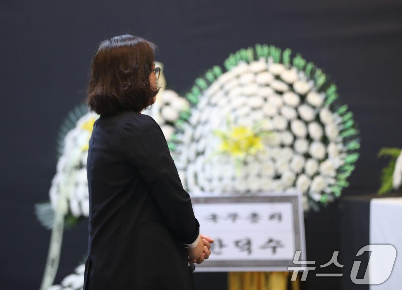 본문 이미지 - 27일 오전 경기 화성시청 로비에 마련된 '화성 아리셀 공장 화재사고 추모분향소'에서 시민들이 희생자들을 추모하고 있다. 2024.6.27/뉴스1 ⓒ News1 김영운 기자