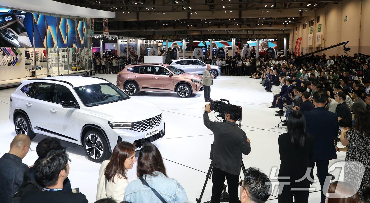 27일 부산 해운대구 벡스코 제1전시장에서 열린 '2024 부산모빌리티쇼' 프레스데이 행사에서 르노코리아가 D세그먼트(준중형~중형) SUV(스포츠유틸리티차) 신차 '그랑 콜레오스'(Grand Koleos)를 세계 최초로 공개하고 있다. 2024.6.27/뉴스1 ⓒ News1 윤일지 기자