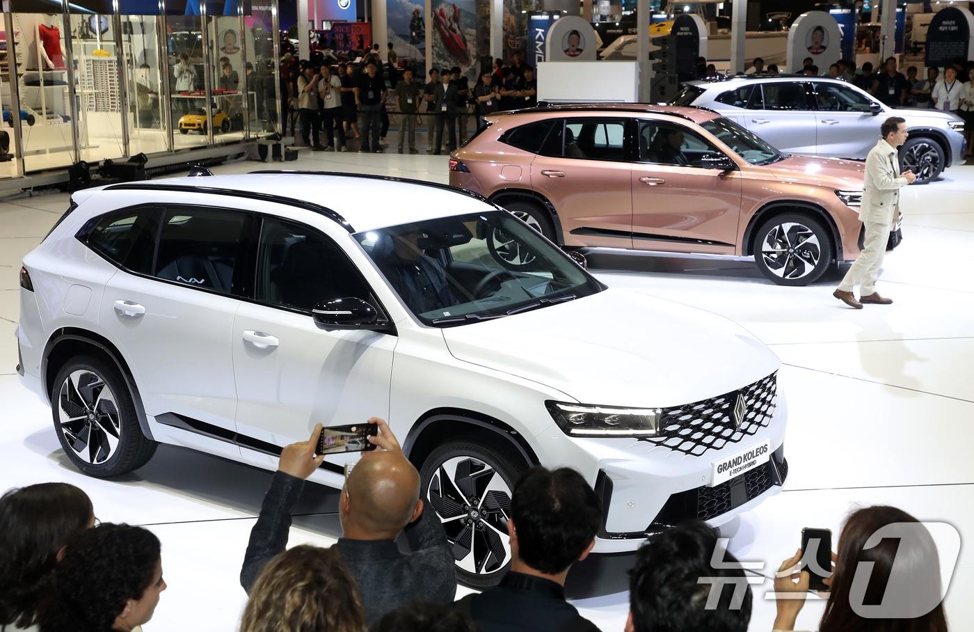 지난해 6월 27일 부산 해운대구 벡스코 제1전시장에서 열린 '2024 부산모빌리티쇼' 프레스데이 행사에서 르노코리아가 D세그먼트(준중형~중형) SUV(스포츠유틸리티) 신차 '그랑 콜레오스'(Grand Koleos)를 세계 최초로 공개하고 있다. 2024.6.27/뉴스1 ⓒ News1 윤일지 기자