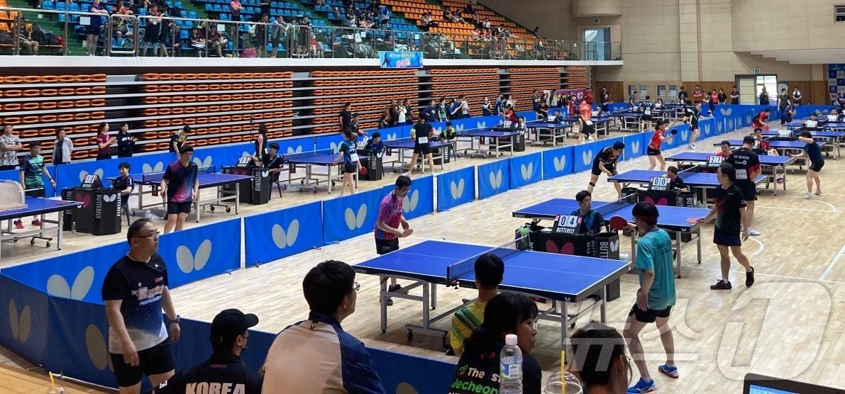 본문 이미지 - 제천체육관에서 열린 탁구대회 경기 모습.(제천시 제공)2024.6.27/뉴스1