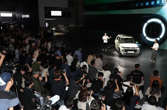 본문 이미지 - 27일 부산 해운대구 벡스코 제1전시장에서 열린 '2024 부산모빌리티쇼' 프레스데이 행사에서 현대차가 경형 전기차인 '캐스퍼 일렉트릭'을 세계 최초로 공개하고 있다. 2024.6.27/뉴스1 ⓒ News1 윤일지 기자