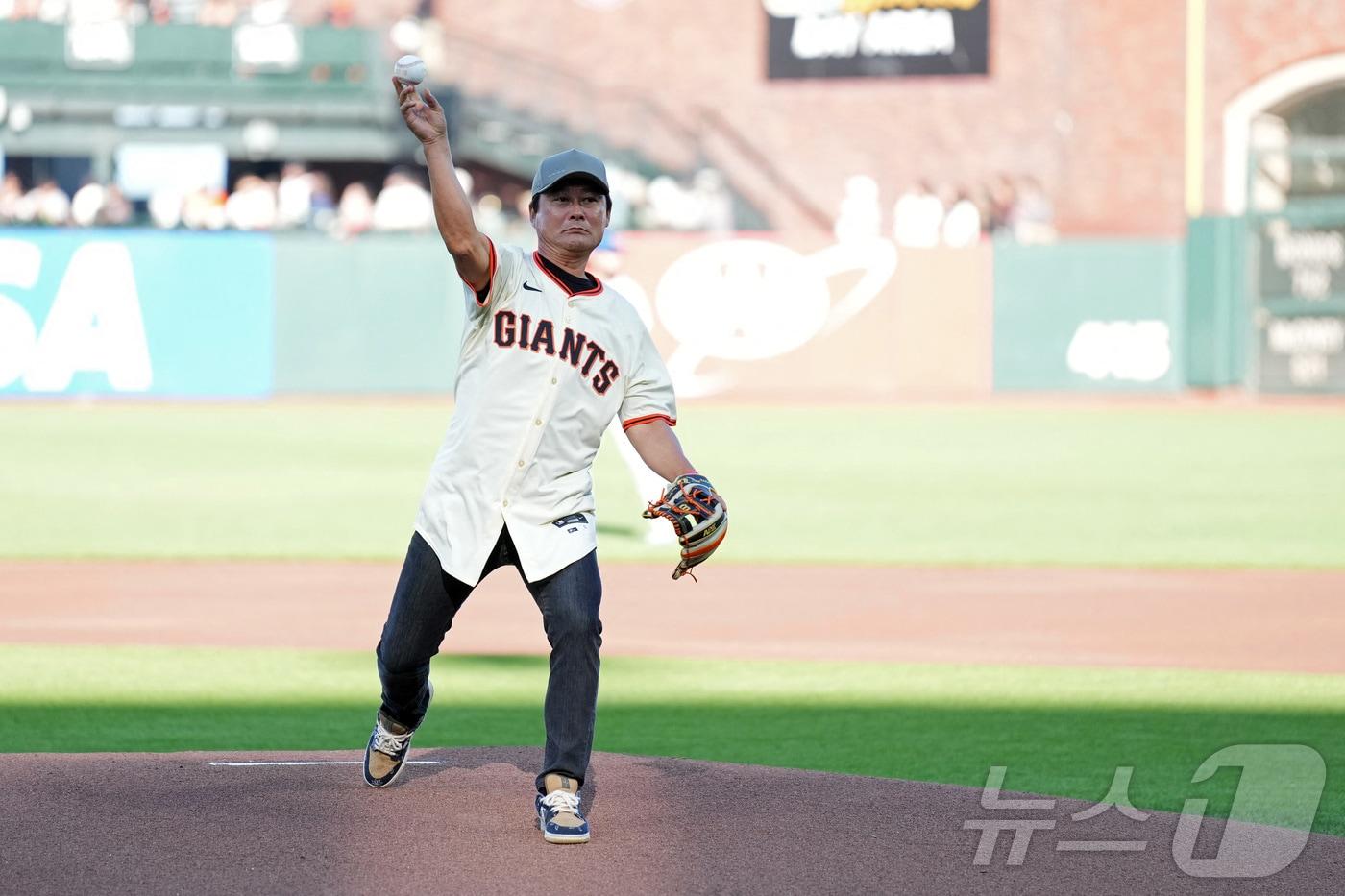 본문 이미지 - 아들을 대신해 시구자로 나선 이종범 코치. ⓒ 로이터=뉴스1