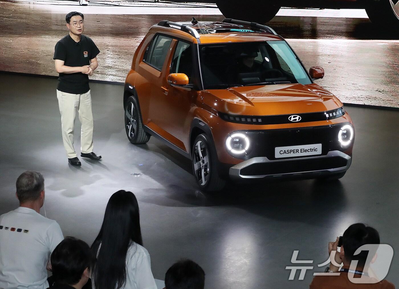 본문 이미지 - 27일 부산 해운대구 벡스코 제1전시장에서 열린 '2024 부산모빌리티쇼' 프레스데이 행사에서 현대차가 경형 전기차인 '캐스퍼 일렉트릭'을 세계 최초로 공개하고 있다. 2024.6.27/뉴스1 ⓒ News1 윤일지 기자