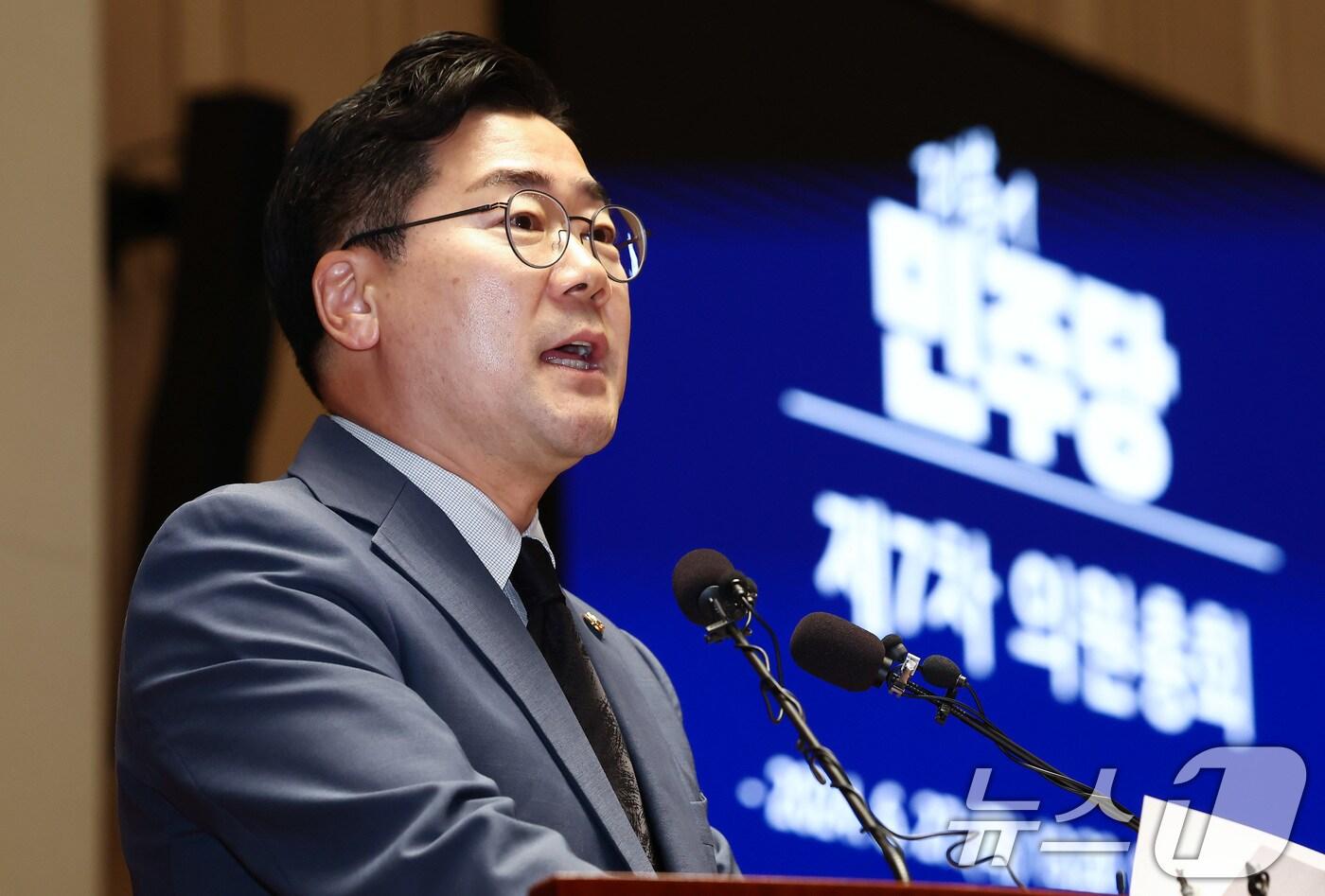 본문 이미지 - 박찬대 더불어민주당 대표 직무대행 겸 원내대표가 27일 오후 서울 여의도 국회에서 열린 의원총회에서 인사말을 하고 있다. 2024.6.27/뉴스1 ⓒ News1 김민지 기자