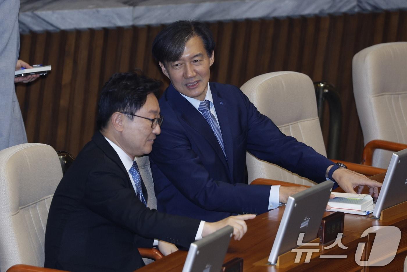 본문 이미지 - 2024년 6월 27일 조국 조국혁신당 대표와 박범계 더불어민주당 의원이 서울 여의도 국회에서 열린 제415회국회(임시회) 제3차 본회의에서 대화하고 있다. 2024.6.27 ⓒ 뉴스1 안은나 기자