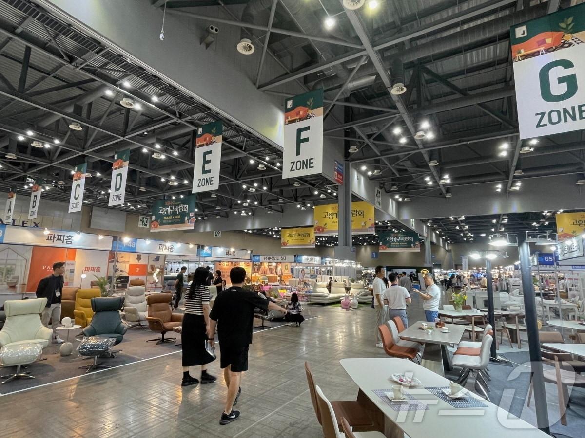 본문 이미지 - 27일 경기 고양시 킨텍스에서 개막한 ‘2024 고양가구박람회’ 행사장 모습. (고양시 제공)