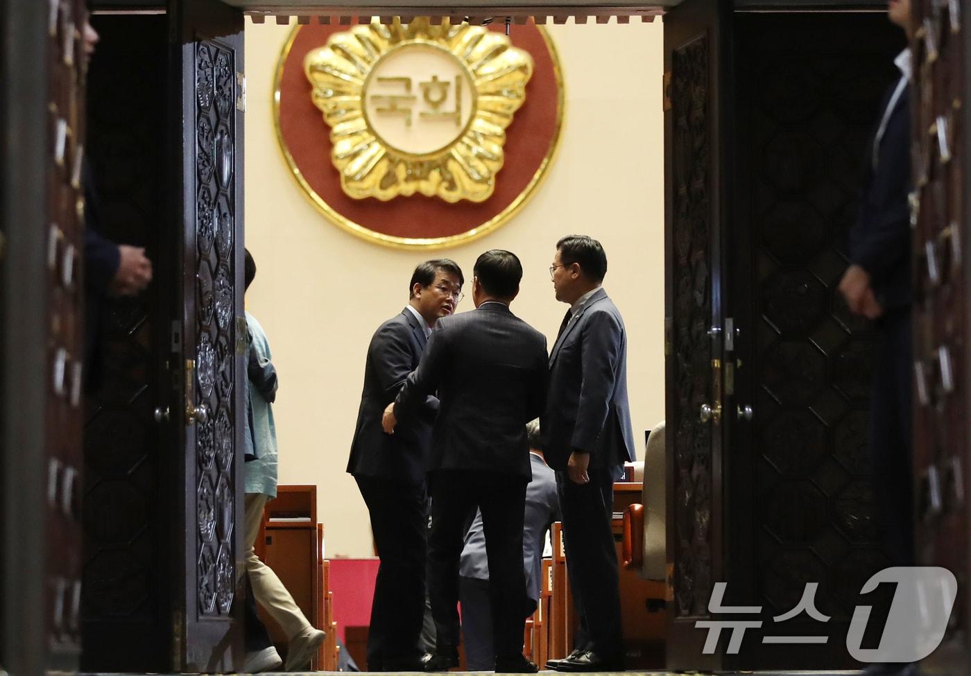 배준영 국민의힘 원내수석부대표와 박찬대 더불어민주당 원내대표, 박성준 원내수석부대표가 27일 오후 서울 여의도 국회 본회의장에서 열린 제415회국회(임시회) 제3차 본회의에 참석해 대화하고 있다..2024.6.27/뉴스1 ⓒ News1 이광호 기자