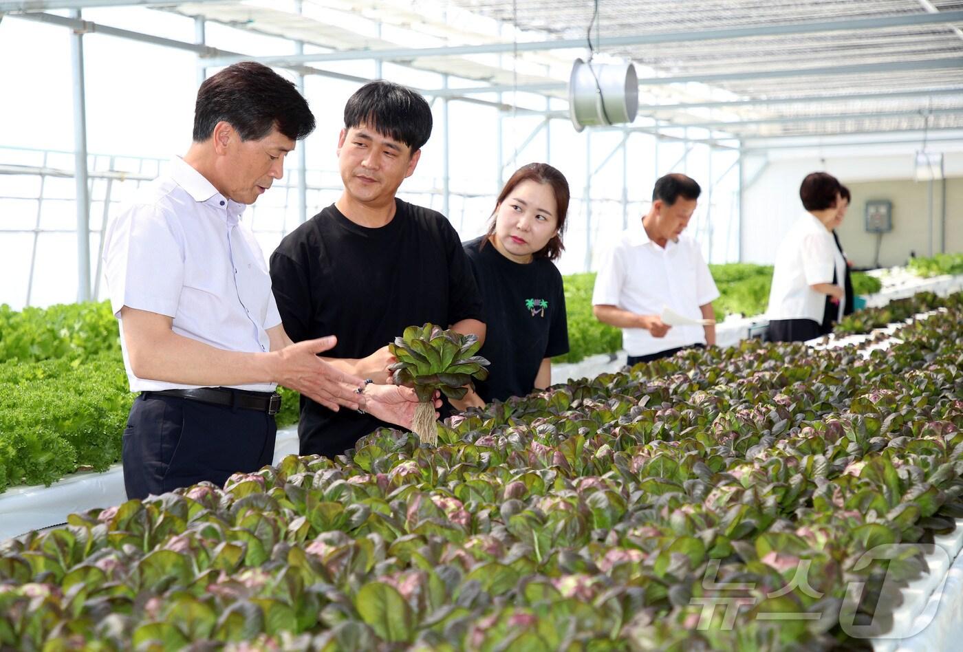 안병구 밀양시장이 자연특화자원시설을 방문해 관계자들과 이야기를 나누고 있다.(밀양시 제공)