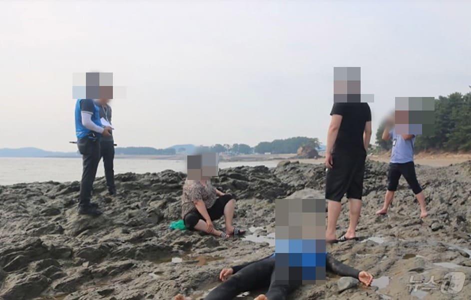 본문 이미지 - 2017년 6월 22일 '전 남편이 갯바위에서 미끄러졌다'는 A 씨( 가운데) 신고를 받고 출동한 119구급대와 경찰, (사진=보령해양경찰서 제공) ⓒ 뉴스1 