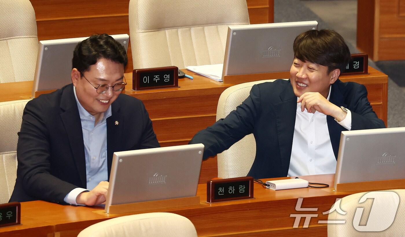 천하람 개혁신당 원내대표와 이준석 의원이 27일 오후 서울 여의도 국회에서 열린 제415회국회(임시회) 제3차 본회의에서 대화하고 있다. 2024.6.27/뉴스1 ⓒ News1 김민지 기자