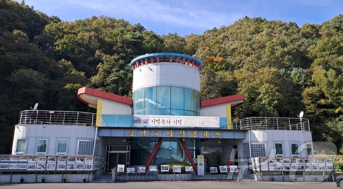 본문 이미지 - 전북자치도 진안군이 용담댐 수몰민의 희로애락이 담긴 자료를 전시·보관하고 있는 용담호 사진문화관의 리모델링 공사를 추진한다.(진안군제공)2024.6.26/뉴스1