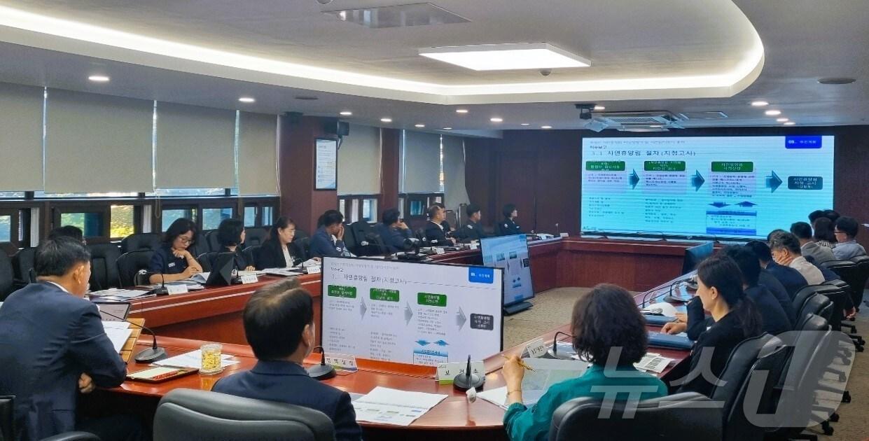 본문 이미지 - 전남 장성군이 축령산 편백숲 자연휴양림 지정을 위한 용역 착수보고회를 열고 있다.(장성군 제공)2024.6.27./뉴스1