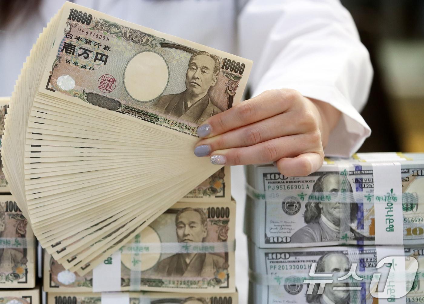 본문 이미지 -  서울 중구 하나은행 위변조대응센터에서 직원이 엔화를 정리하고 있다. 2024.6.27/뉴스1 ⓒ News1 오대일 기자