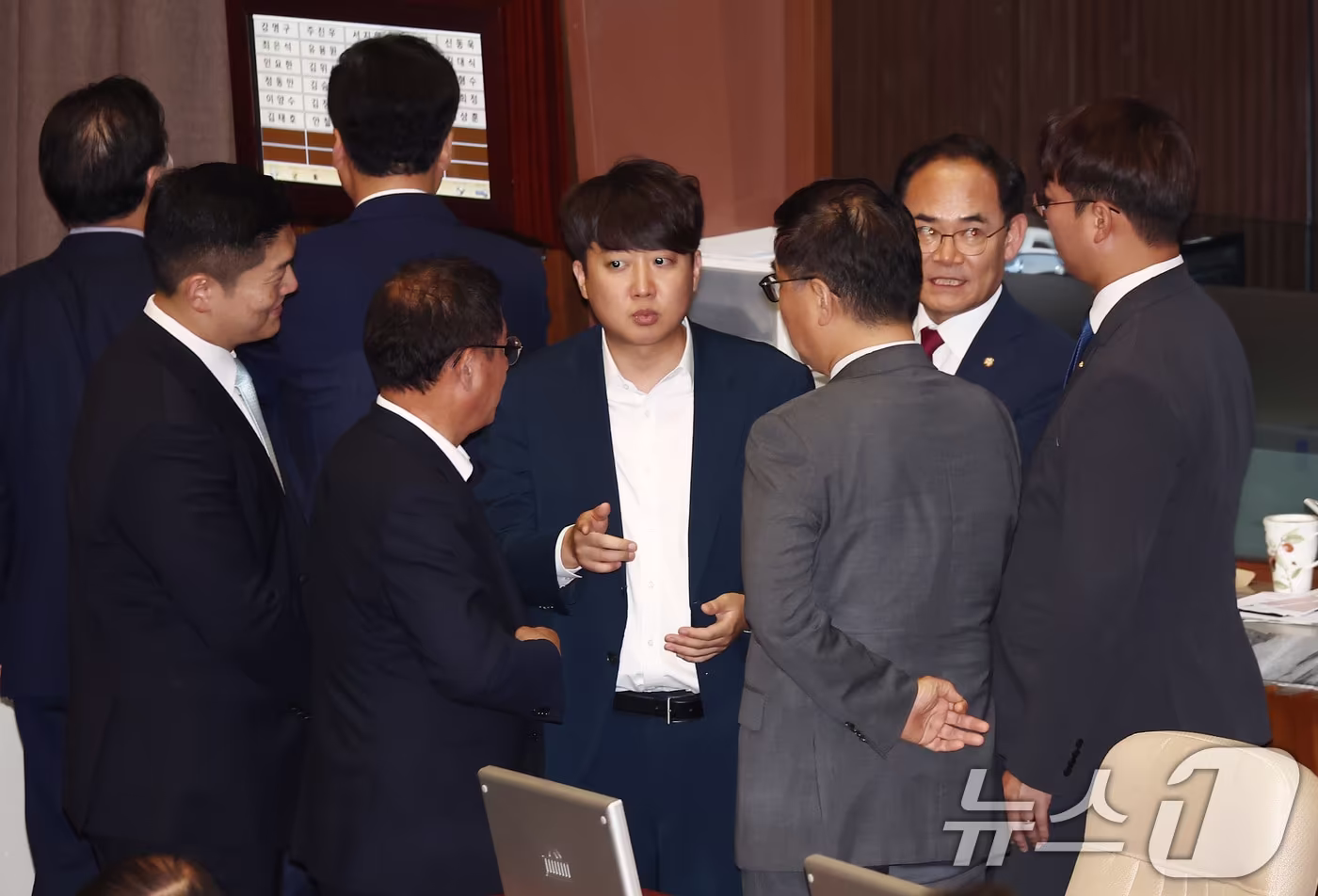 본문 이미지 - 이준석 개혁신당 의원, 김재섭 국민의힘 의원 등이 지난 6월 27일 오후 서울 여의도 국회에서 열린 제415회국회(임시회) 제3차 본회의에서 상임위원장 투표를 위해 줄 서 있다. 2024.6.27/뉴스1 ⓒ News1 김민지 기자