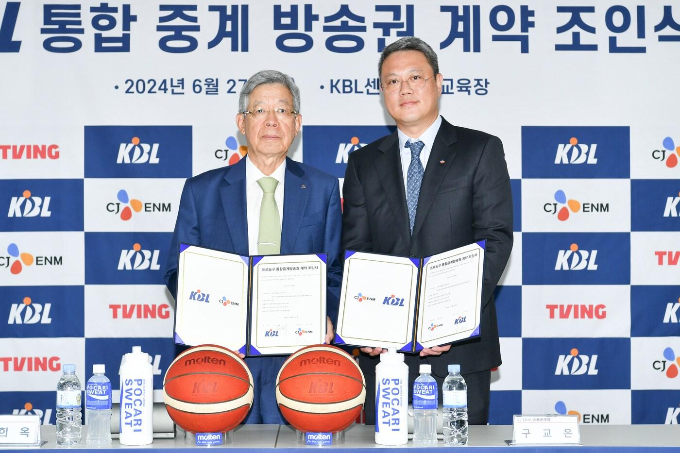 KBL은 27일 서울 KBL센터에서 CJ ENM과 프로농구 방송중계권 조인식을 진행했다.(KBL 제공)