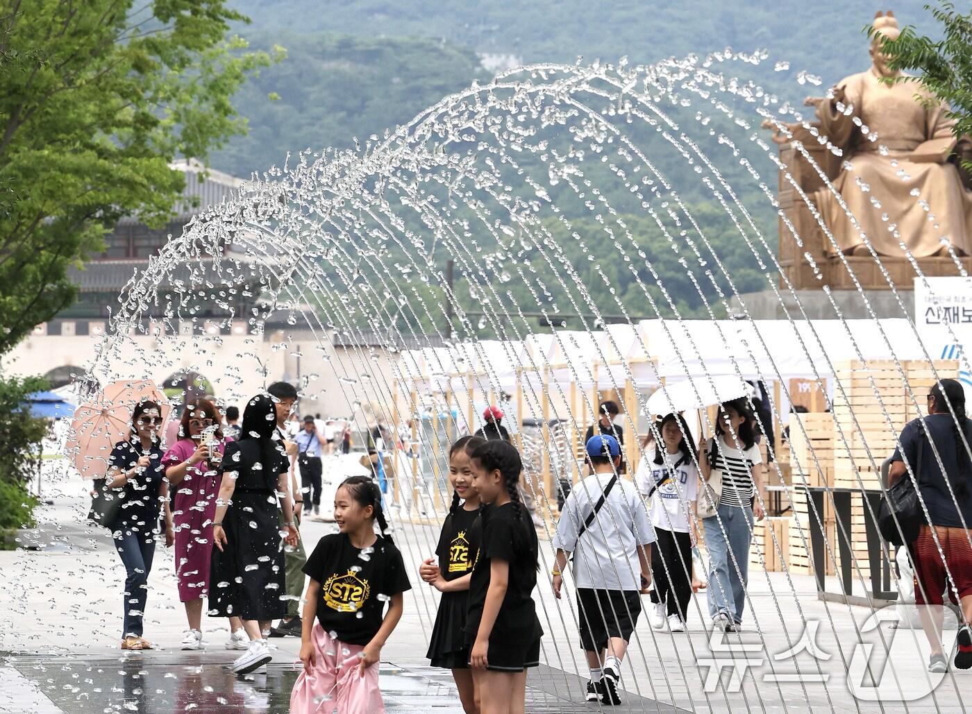 본문 이미지 -  서울 종로구 광화문광장 터널분수. 2024.6.27/뉴스1 ⓒ News1 이동해 기자