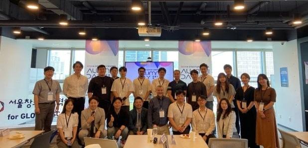 본문 이미지 - 서울창조경제혁신센터 담당자들과 알룸나이데이 참여자들이 포즈를 취한 모습