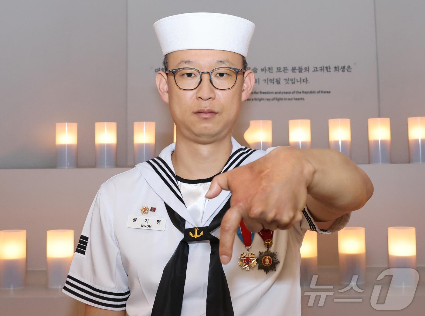 본문 이미지 - 권기형 씨가 지난 26일 제2연평해전(6월 29일) 22주년을 사흘 앞두고 칠곡호국평화기념관에서 현역 때 입던 정복 차림으로 한반도의 평화를 기원하며‘럭키칠곡 포즈’를 취하고 있다. (칠곡군 제공) 2024.6.27/뉴스1