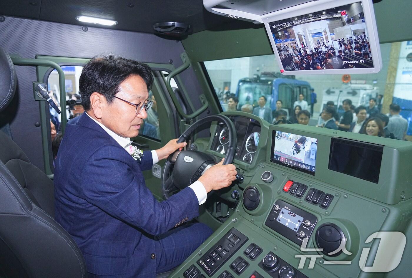 강기정 광주시장이 27일 오후 서구 김대중컨벤션센터에서 열린 '2024 광주미래산업엑스포 개막식'에 참석해 수출용 장갑차량 내부를 살펴보고 있다.(광주시 제공)2024.6.27/뉴스1 