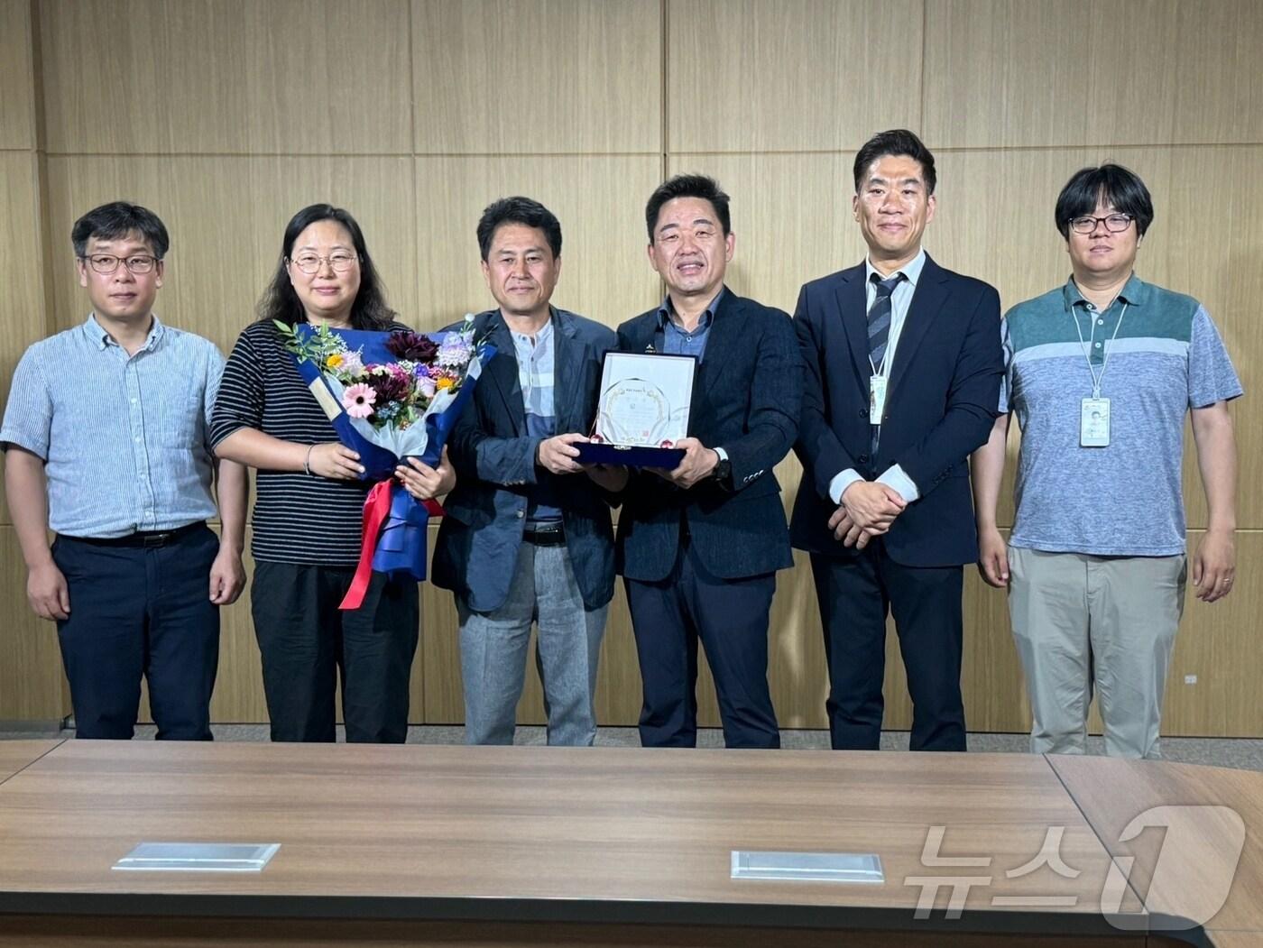 본문 이미지 - KGC인삼공사 원주공장이 27일 원주공장에서 자사 제품 구매‧홍보에 도움을 준 강원 원주시청 공무원노동조합에 감사패를 전달하는 행사를 가진 가운데, 이날 원주공장과 원주시청 공무원노동조합 관계자들이 기념사진을 촬영하고 있다. (원주시청 공무원노동조합 제공) 2024.6.27/뉴스1