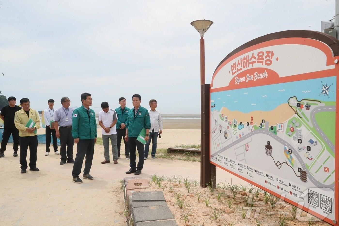본문 이미지 - 전북특별자치도 부안군 해수욕장 5곳이 7월 5일 일제히 개장한다. 권익현 군수가  27일 변산해수욕장을 방문해 안전점검을 하고 있다.(부안군 제공)2024.6.27/뉴스1