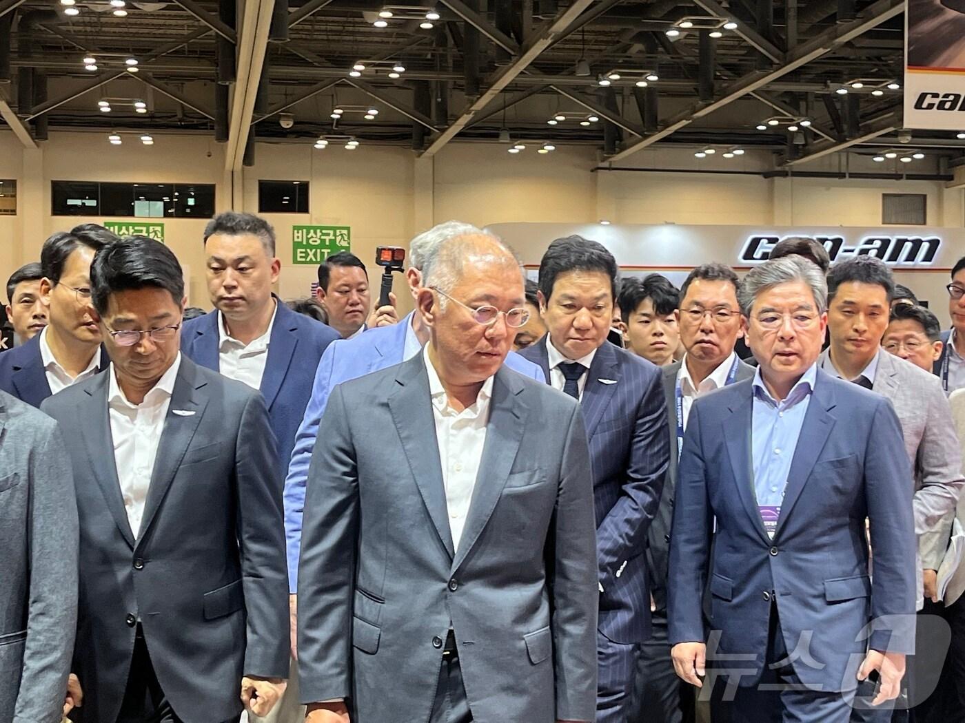 본문 이미지 - 정의선 현대자동차그룹 회장(가운데)이 27일 부산 벡스코에서 열린 2024 부산모빌리티쇼 현장을 찾아 경영진과 함께 관람하고 있다.