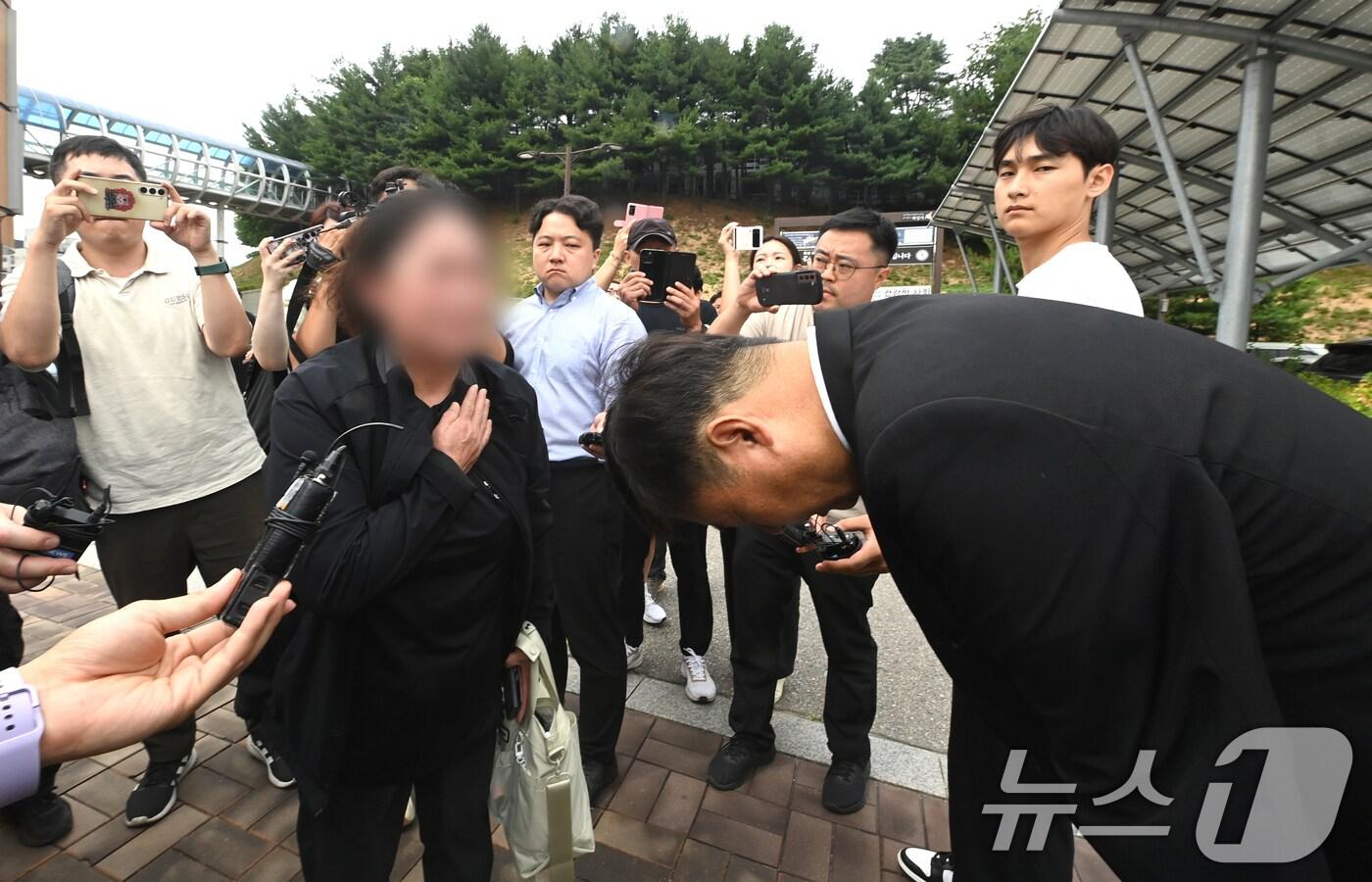 박순관 아리셀 대표가 27일 오후 경기 화성시 모두누림센터에서 화성 아리셀 공장 화재사고 유가족을 만나 사과하고 있다. (경인일보 제공) 2024.6.27/뉴스1 ⓒ News1 김영운 기자