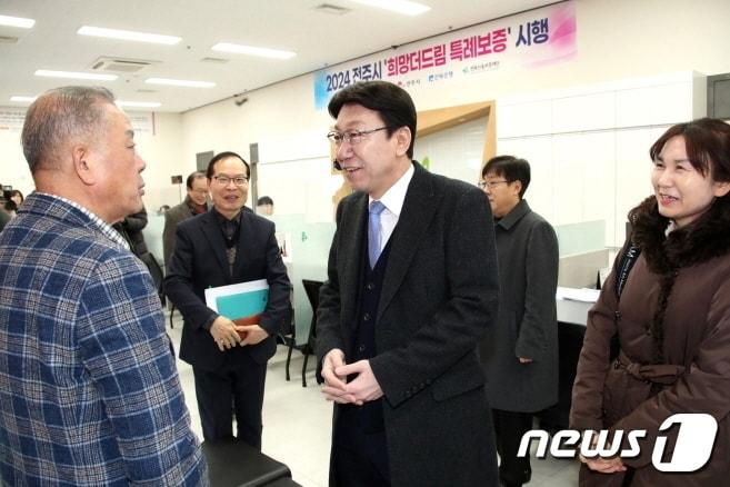 본문 이미지 - 우범기 전주시장이 ‘전주 희망더드림 특례보증’의 상담 및 신청이 개시된 지난 1월 22일 전북신용보증재단을 찾은 소기업과 소상공인들의 목소리를 경청했다.(전주시 제공)/뉴스1DB