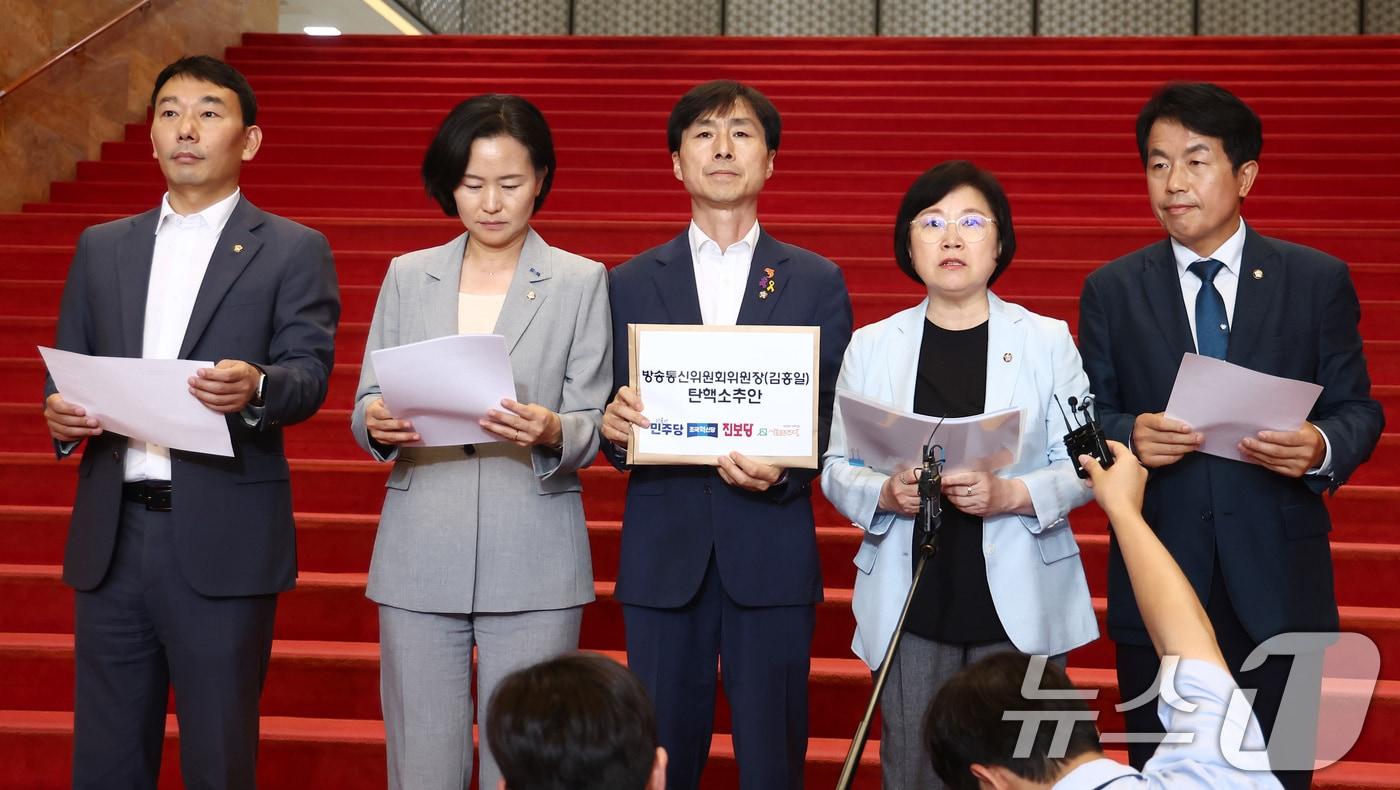 본문 이미지 - 더불어민주당, 조국혁신당, 진보당, 사회민주당 등 야5당 의원들이 27일 오후 서울 여의도 국회에서 김홍일 방송통신위원장에 대한 탄핵소추안을 제출하기에 앞서 기자회견을 하고 있다. 오른쪽부터 윤종오 진보당 의원, 김현 더불어민주당 의원, 한창민 사회민주당 의원, 이해민 조국혁신당 의원, 김용민 더불어민주당 의원. 2024.6.27/뉴스1 ⓒ News1 김민지 기자