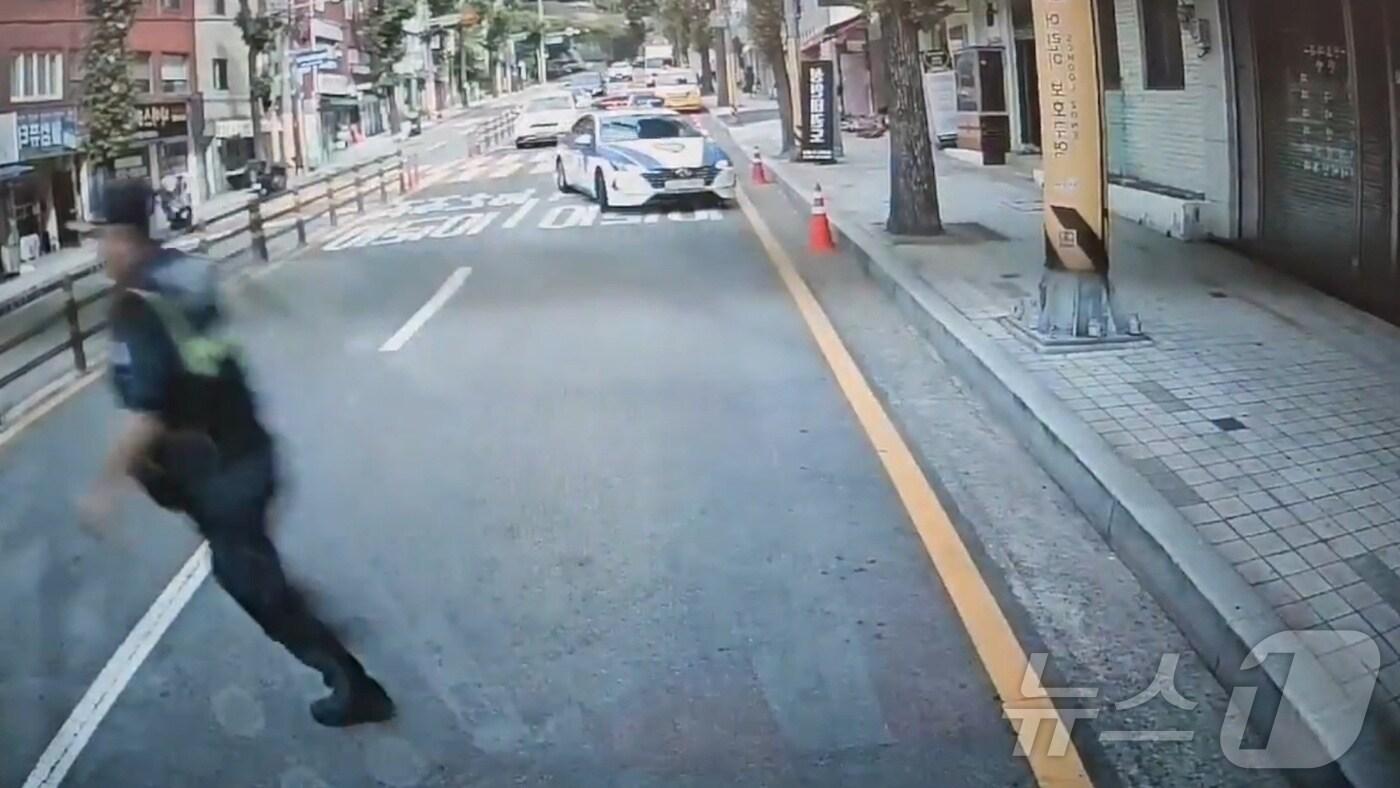 부산경찰청 기동순찰대는 지나 17일 중구 부평깡통시장 인근에서 집중순찰을 돌던 중 60대 상습절도범을 검거했다.(부산경찰청 제공)