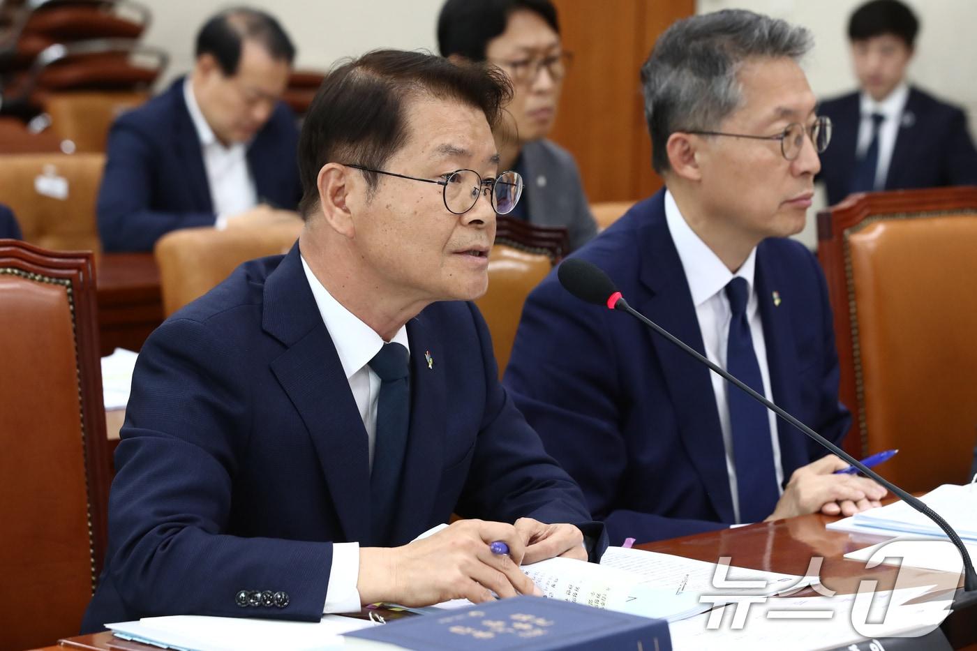 본문 이미지 - 이정식 고용노동부장관이 지난 6월 27일 오후 서울 여의도 국회에서 열린 환경노동위원회 전체회의 노동조합 및 노동관계조정법 일부개정법률안에 대한 입법청문회에 증인으로 출석해 의원 질의에 답하고 있다.  ⓒ News1 이광호 기자