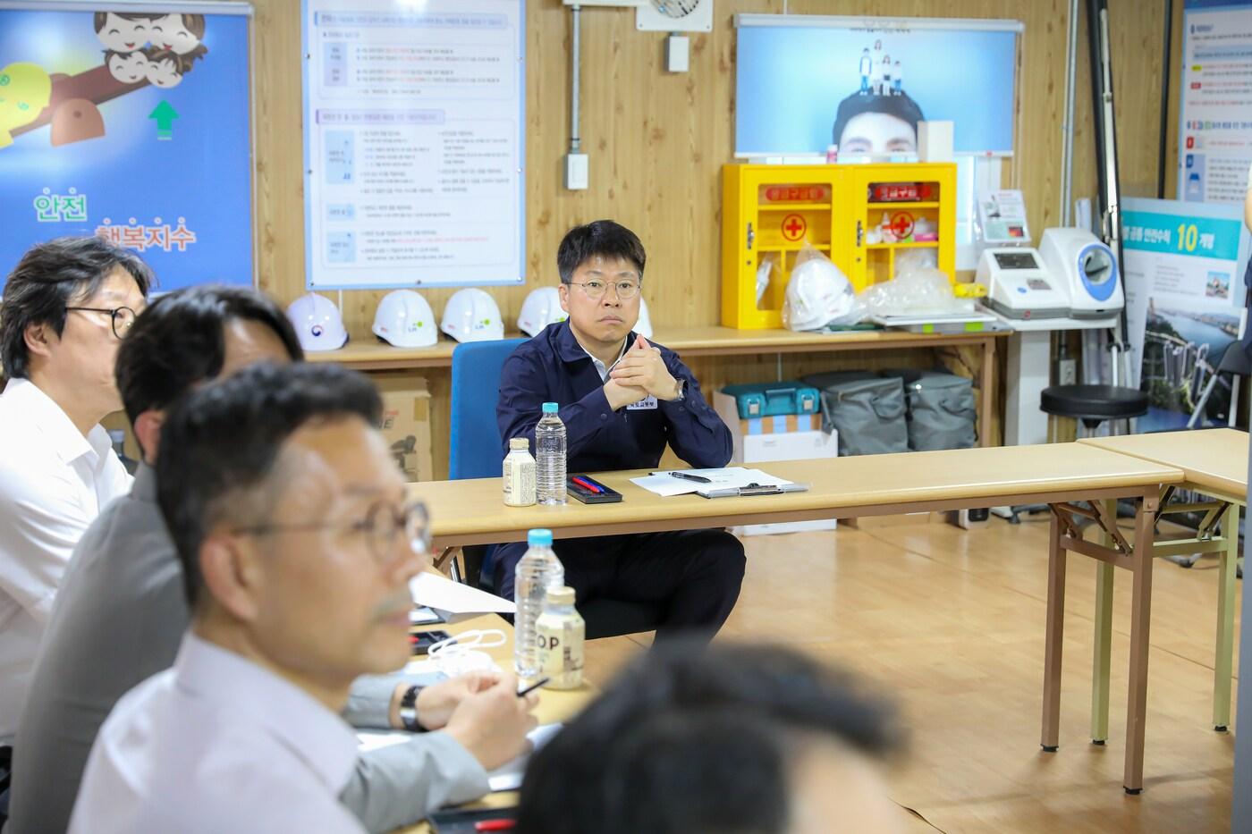 본문 이미지 - 진현환 국토부 1차관이 27일 서울 동작구 수방사 공공주택 사업 현장을 방문해 한국토지주택공사(LH) 등 현장 관계자들로부터 사업 추진계획을 보고받고 있다./국토부 제