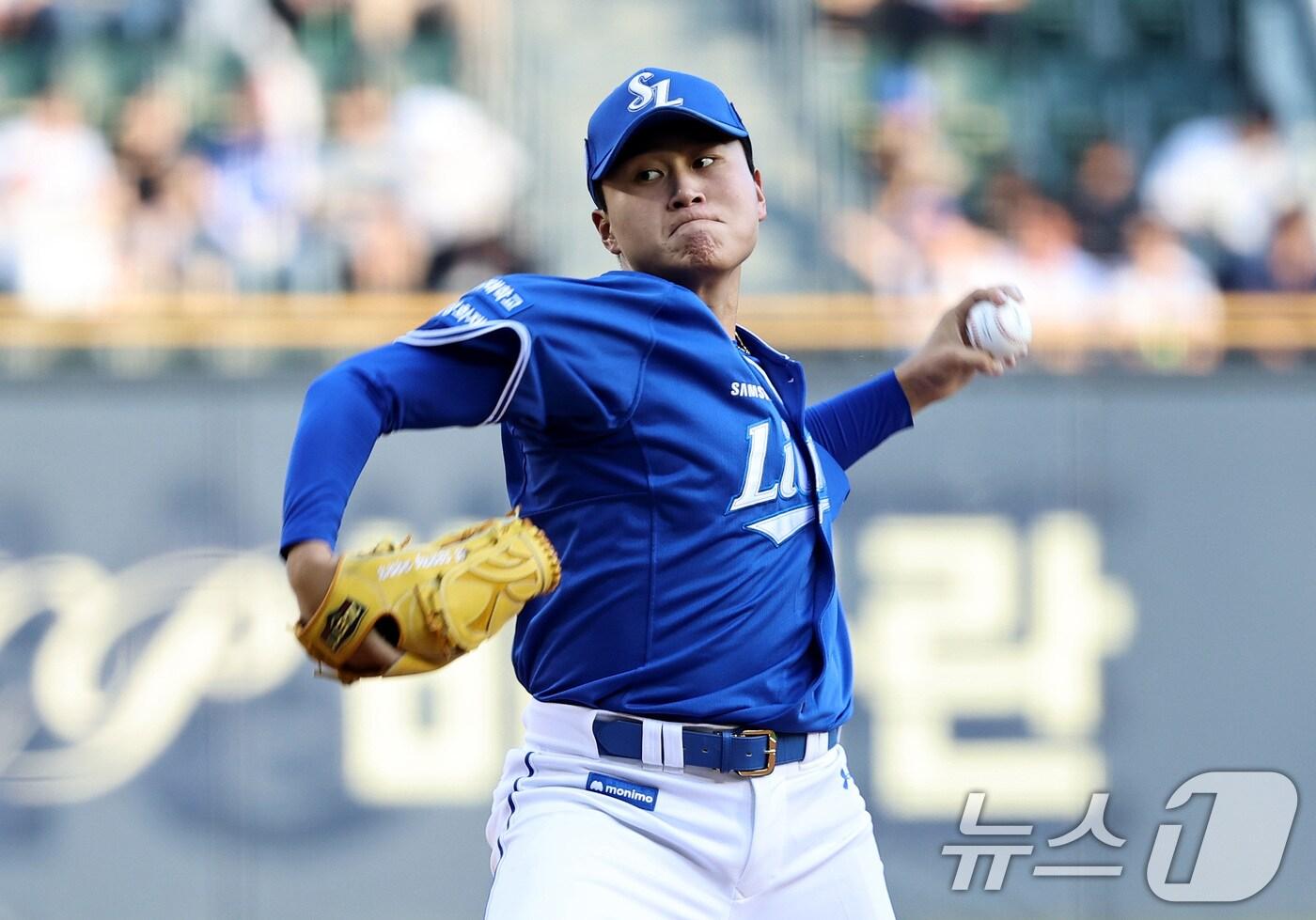 27일 오후 서울 송파구 잠실야구장에서 열린 프로야구 ' 2024 신한은행 SOL뱅크 KBO리그' LG 트윈스와 삼성 라이온즈'의 경기에서 삼성 선발투수 이승현이 역투하고 있다. 2024.6.27/뉴스1 ⓒ News1 구윤성 기자