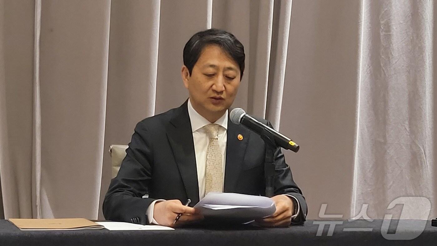 본문 이미지 - 미국을 방문한 안덕근 산업통상자원부 장관이 27일(현지시간) 워싱턴DC 리츠칼튼 호텔에서 특파원 간담회를 갖고 있다. 2024.06.27.