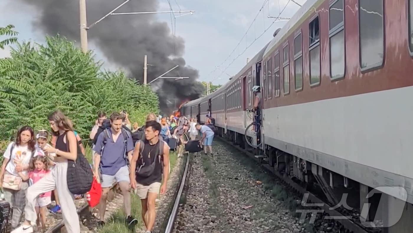 본문 이미지 - 슬로바키아 남서부 니트라주의 노베잠키에서 28일(현지시간) 유로시티 열차와 버스 사이에 충돌이 발생해 승객들이 내리고 있다. 2024.6.28 ⓒ 로이터=뉴스1 ⓒ News1 강민경 기자