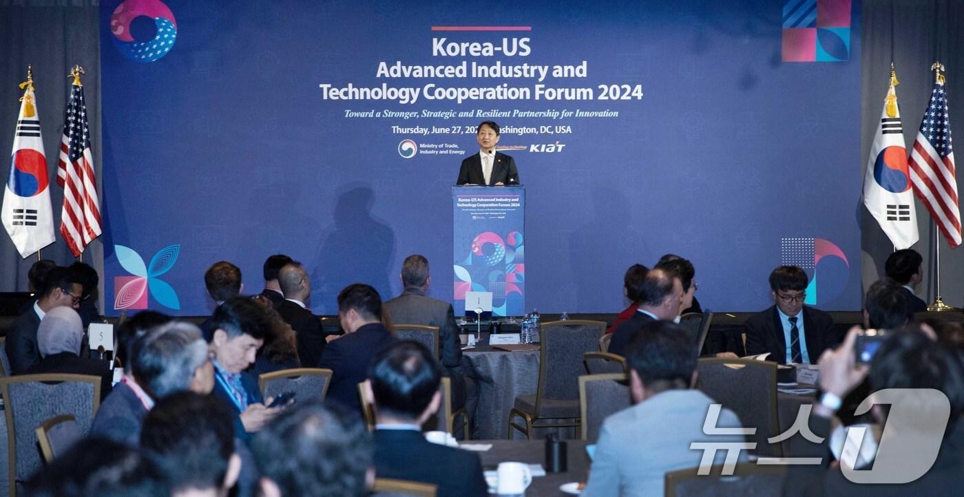 안덕근 산업통상자원부 장관이 미국 워싱턴 DC에 위치한 리츠칼튼호텔에서 열린 한미 첨단산업 기술협력 포럼에서 축사를 하고 있다. (산업통상자원부 제공) 2024.6.28/뉴스1