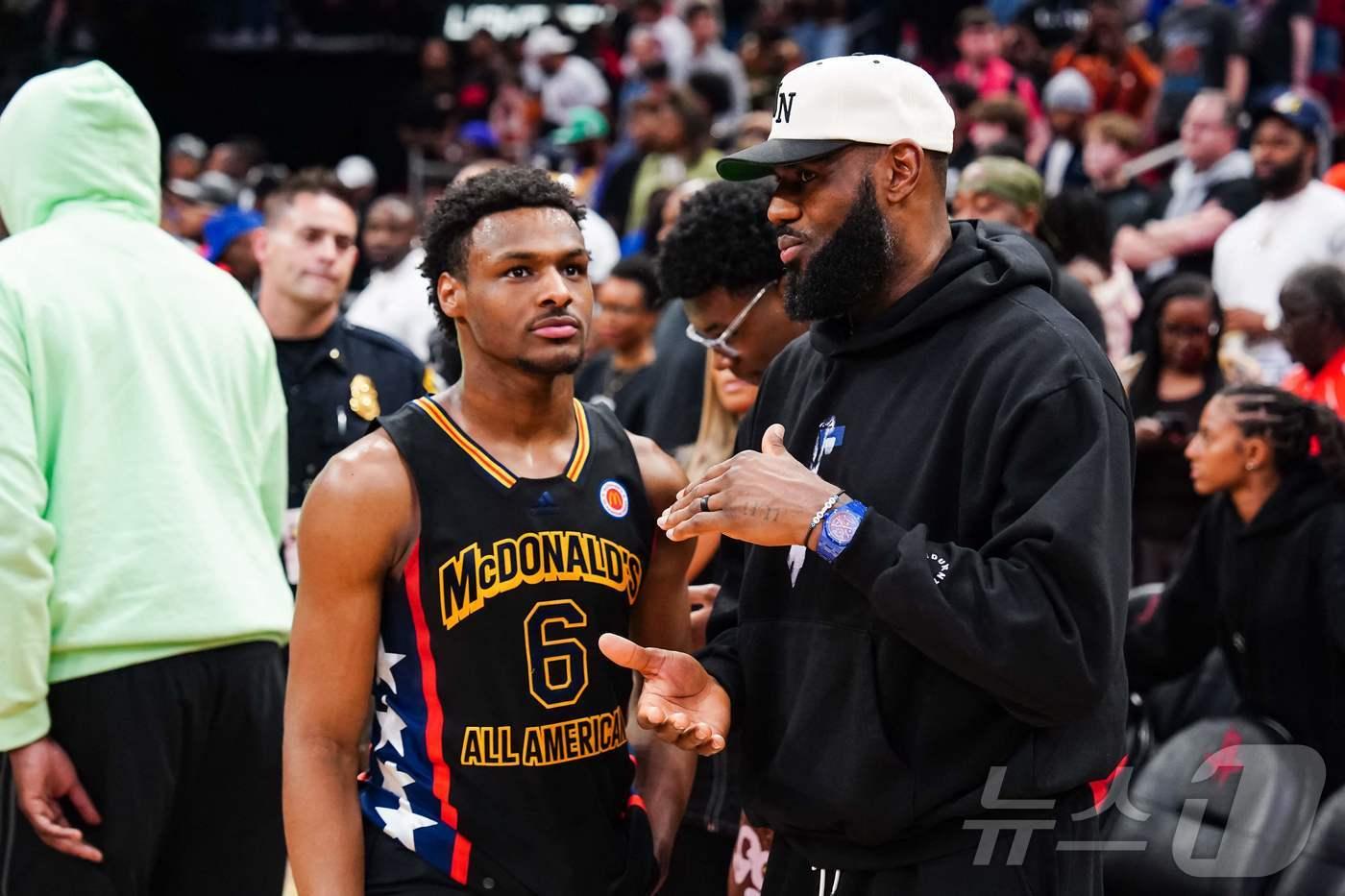 르브론 제임스(오른쪽)와 그의 아들 브로니 제임스. ⓒ AFP=뉴스1